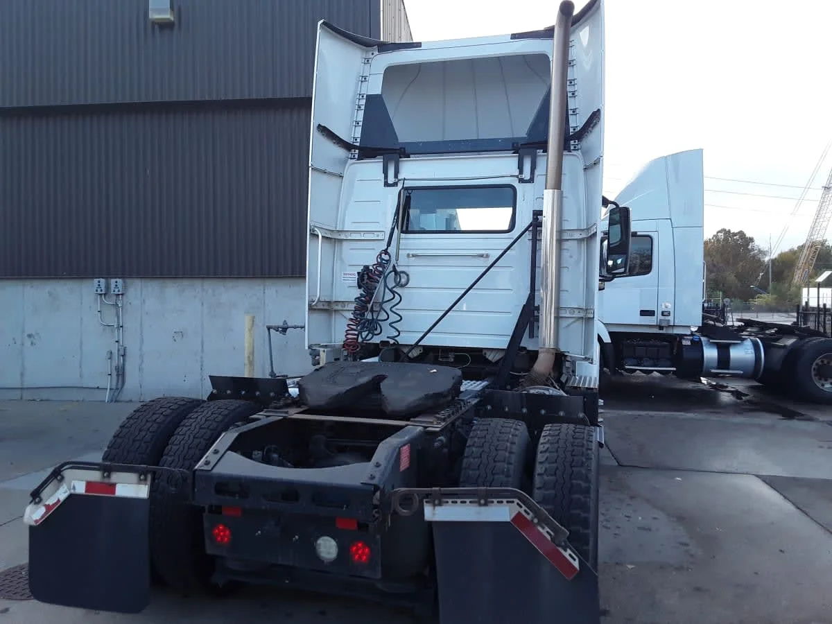 2019 Volvo VNR 660 in Kansas City, MO — photo 5