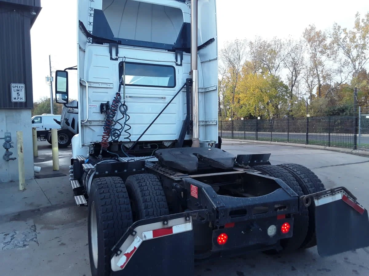 2019 Volvo VNR 660 in Kansas City, MO — photo 6