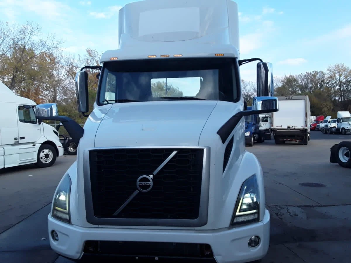 2019 Volvo VNR 660 in Kansas City, MO — photo 2