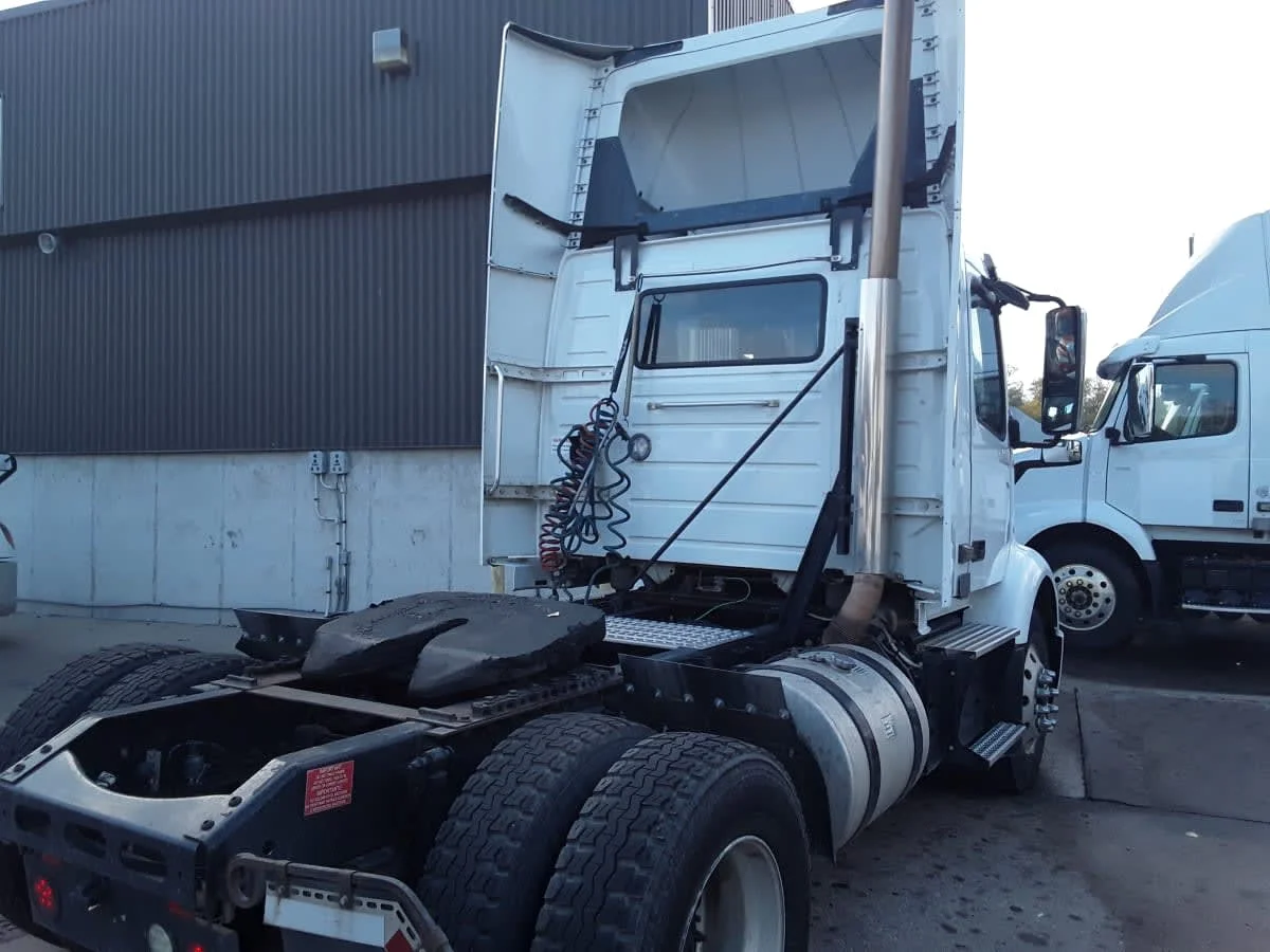 2019 Volvo VNR 660 in Kansas City, MO — photo 4