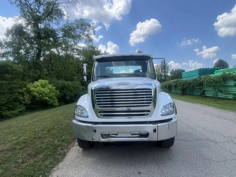 2012 Freightliner M2 106 in Cincinnati, OH — photo 2