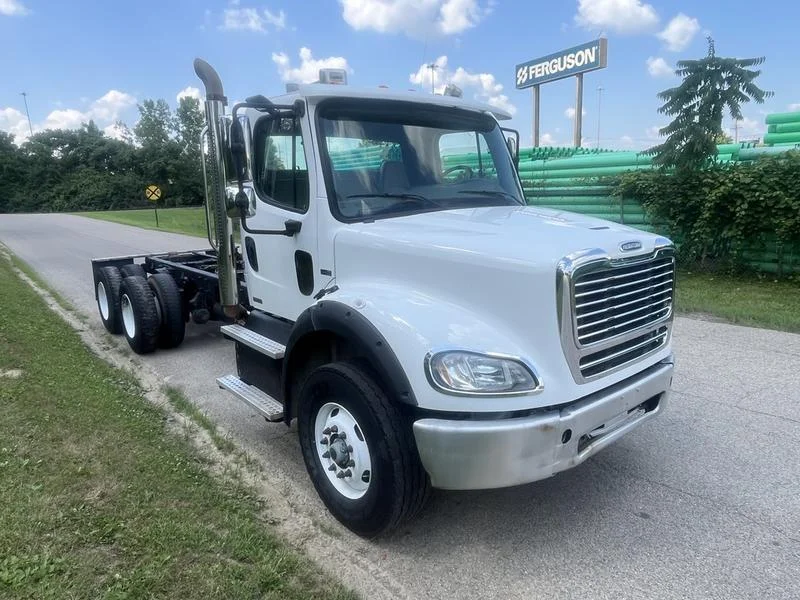 2012 Freightliner M2 106 in Cincinnati, OH — photo 3