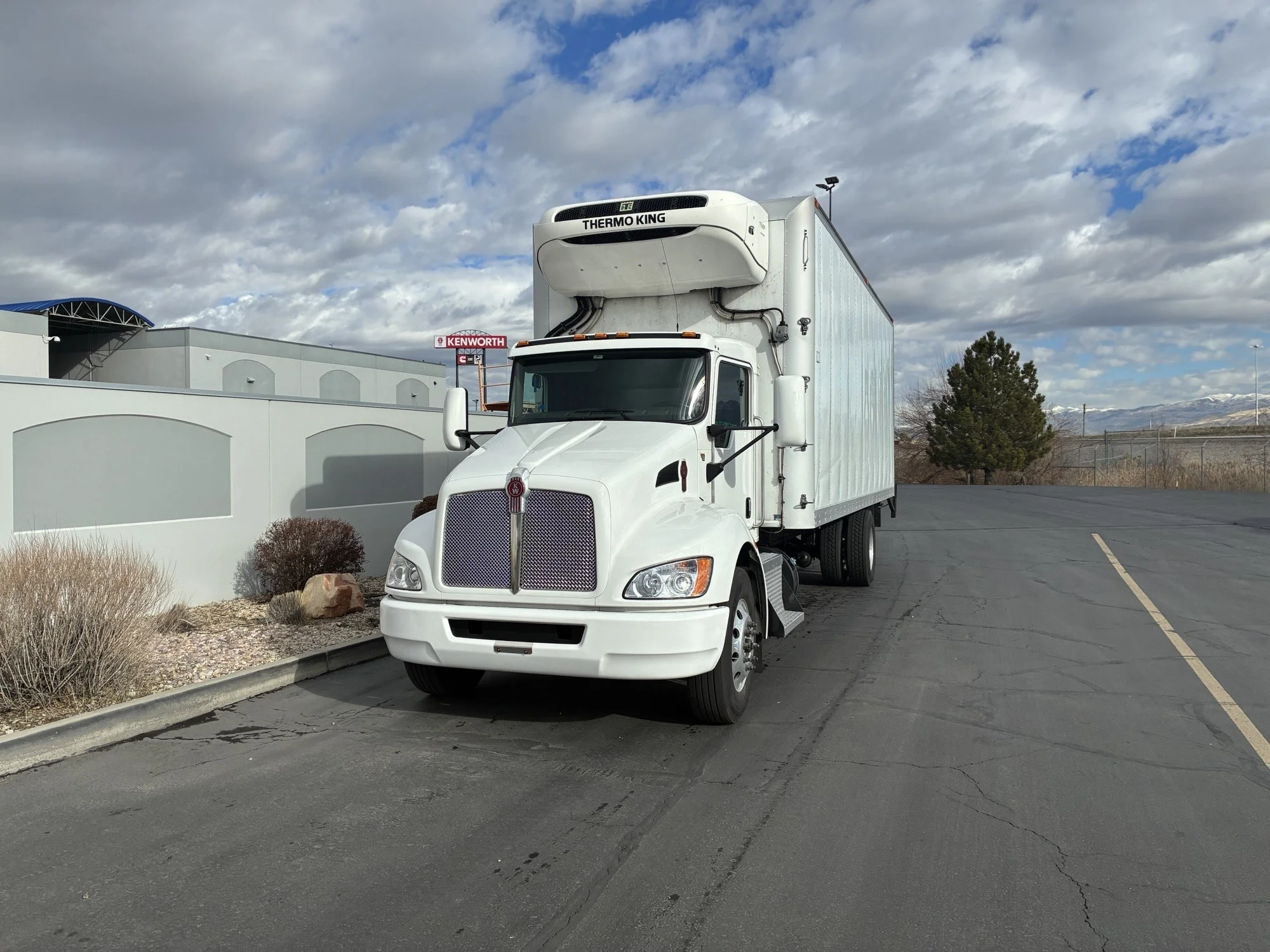 2022 Kenworth T370 - image 2