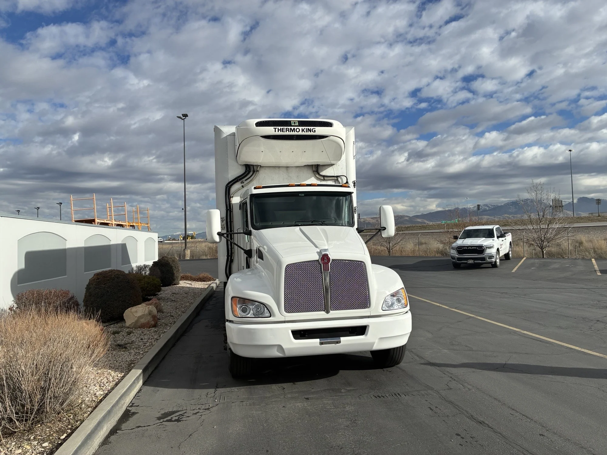 2022 Kenworth T370 - image 3