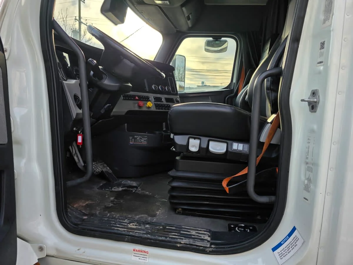 2022 Freightliner Cascadia - image 7