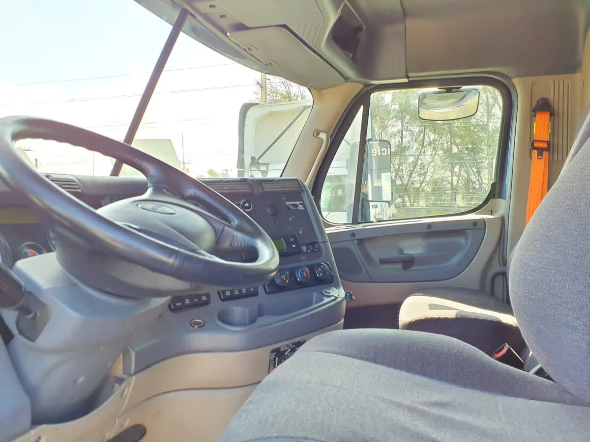 2019 Freightliner Cascadia in Miami, FL — photo 8