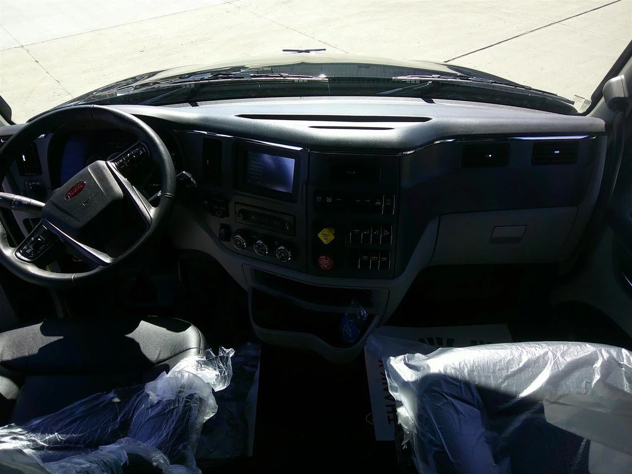 2027 Peterbilt 579 - image 11