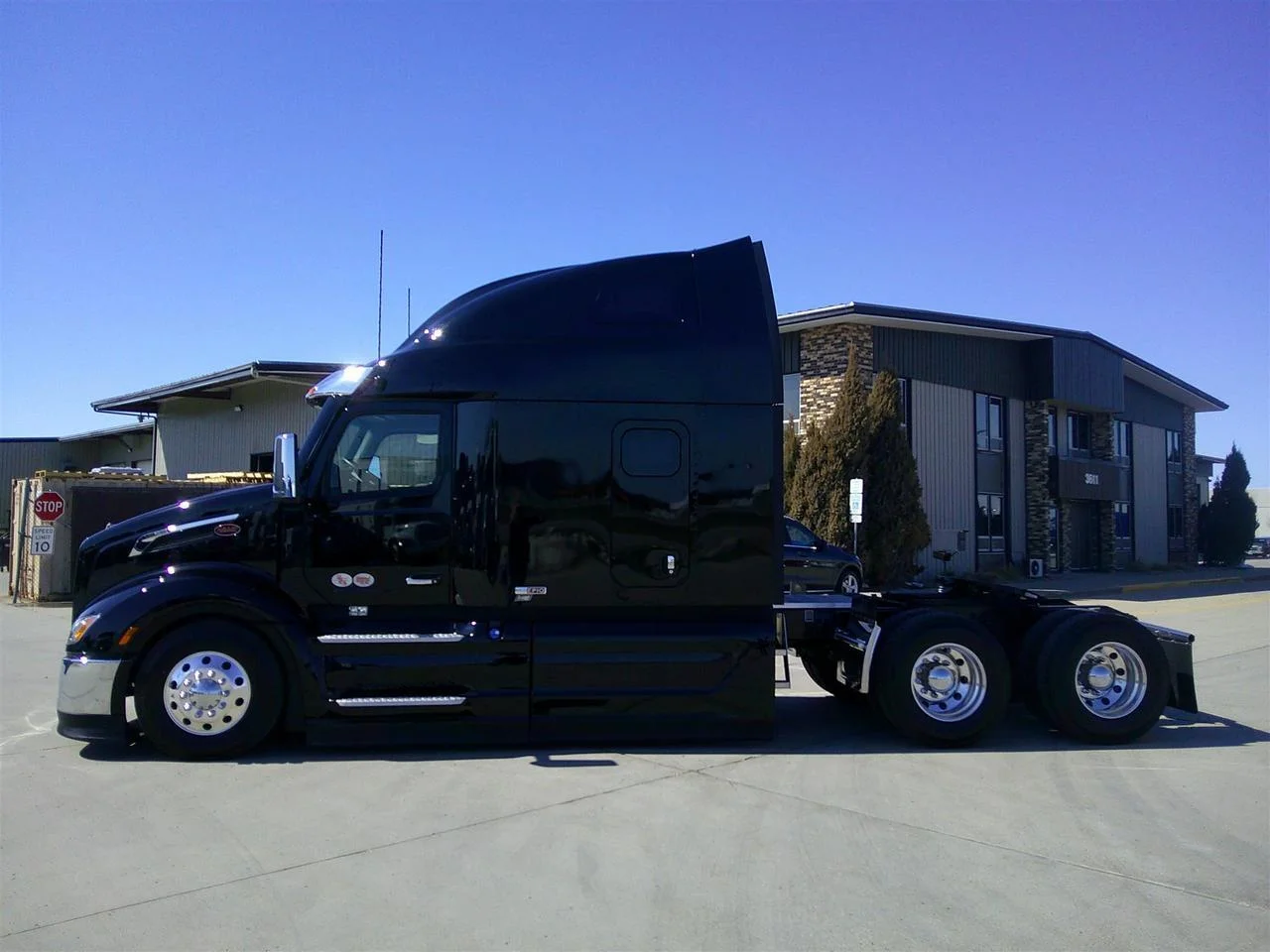 2027 Peterbilt 579 - image 3