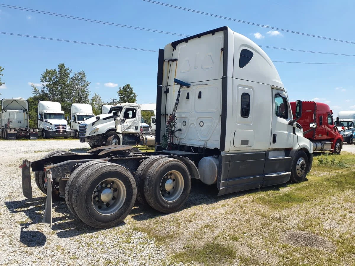 2020 Freightliner Cascadia in Indianapolis, IN — photo 4