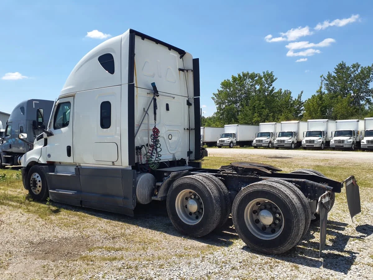 2020 Freightliner Cascadia in Indianapolis, IN — photo 6
