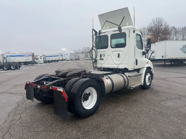 2020 Freightliner Cascadia in Elkhart, IN — photo 7