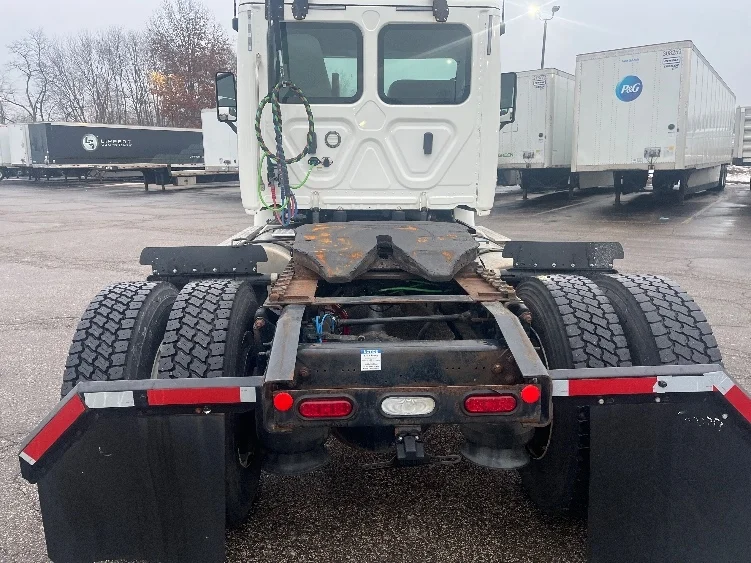 2020 Freightliner Cascadia in Elkhart, IN — photo 6