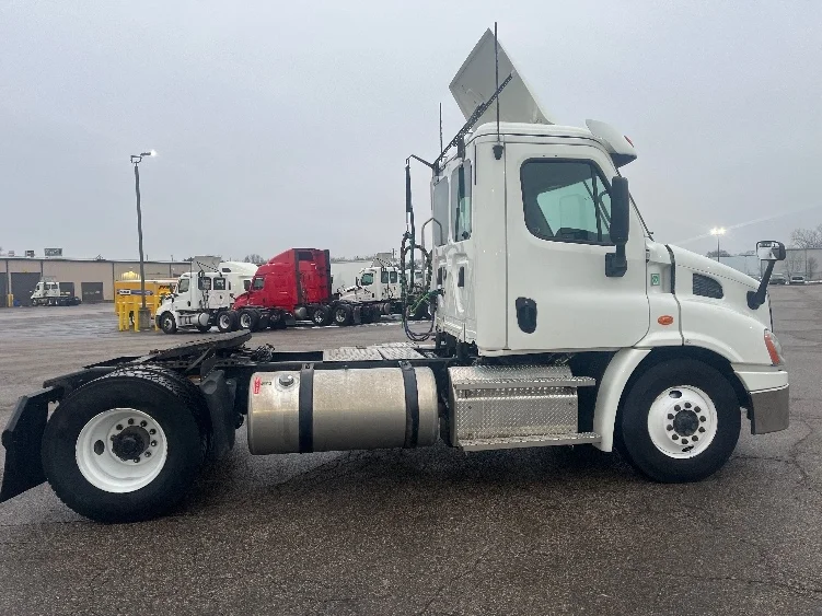 2020 Freightliner Cascadia in Elkhart, IN — photo 8