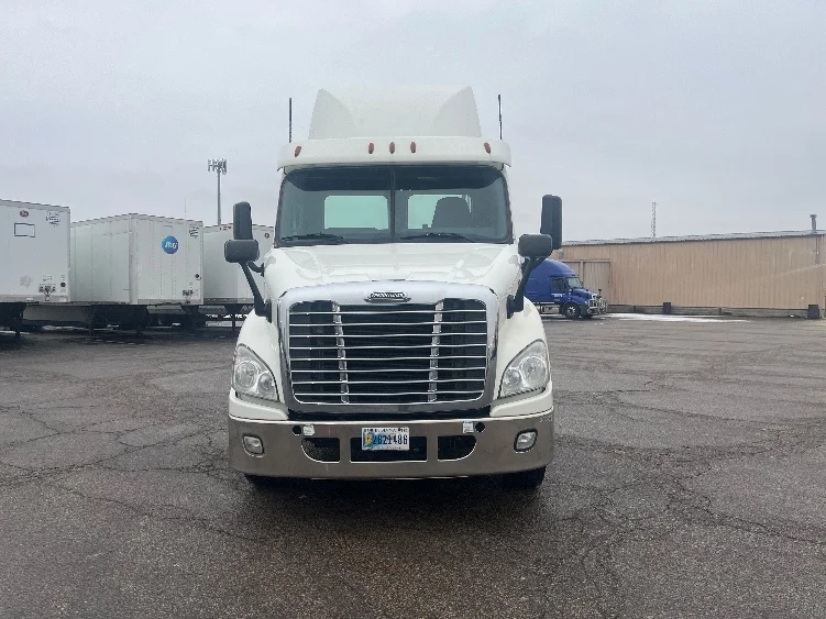 2020 Freightliner Cascadia in Elkhart, IN — photo 2