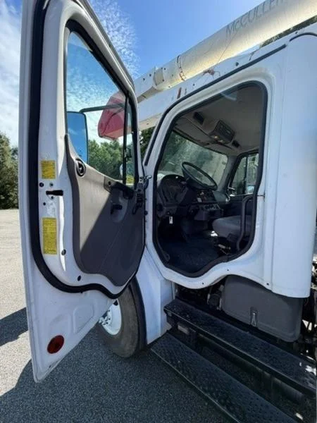 2007 Freightliner M2 106 — photo 12
