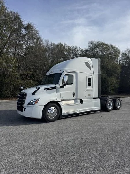 2007 Freightliner M2 106 — photo 23