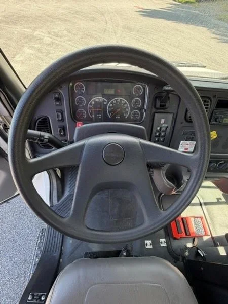 2007 Freightliner M2 106 — photo 16