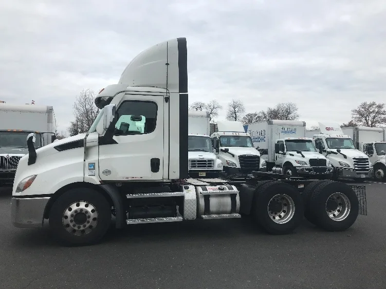 2021 Freightliner Cascadia - image 4