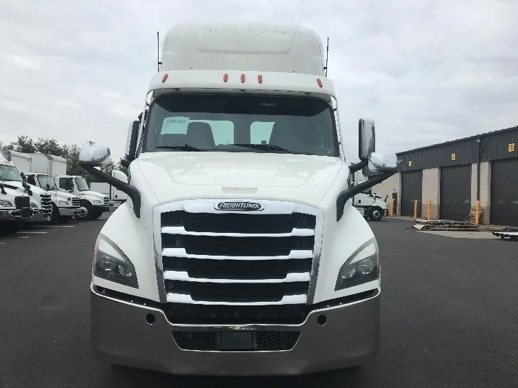 2021 Freightliner Cascadia - image 2
