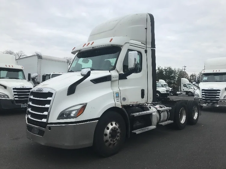 2021 Freightliner Cascadia - image 3