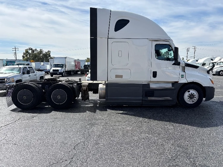 2023 Freightliner Cascadia in Torrance, CA — photo 8