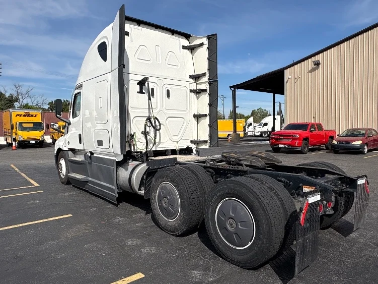 2023 Freightliner Cascadia in Torrance, CA — photo 5