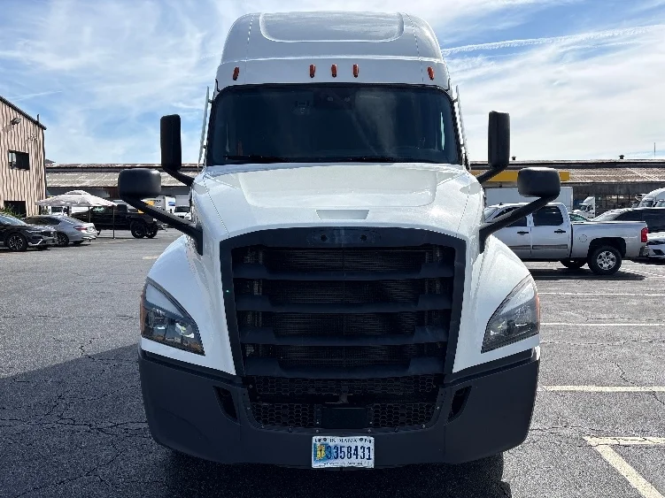 2023 Freightliner Cascadia in Torrance, CA — photo 2