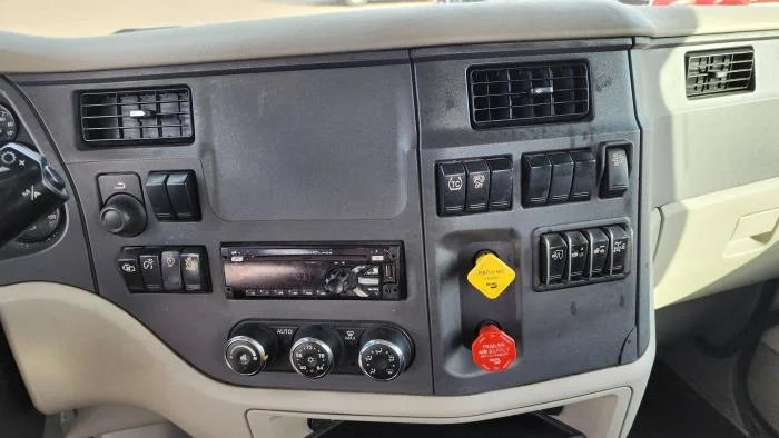 2020 Peterbilt 579 - image 14