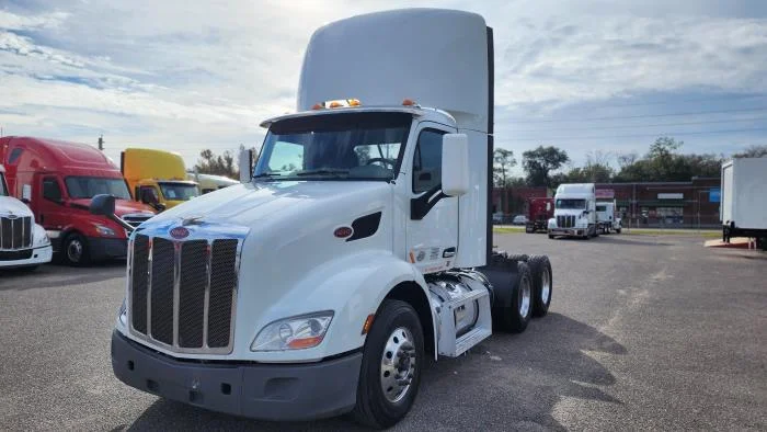 2020 Peterbilt 579 - image 2