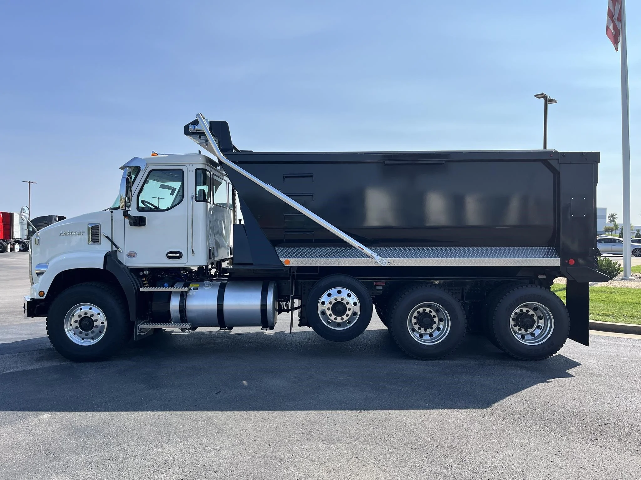 2025 Autocar DC-64 - image 6