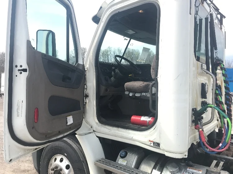 2018 Freightliner Cascadia - image 9