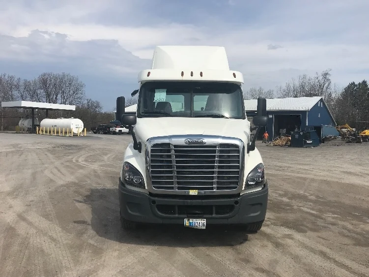 2018 Freightliner Cascadia - image 2