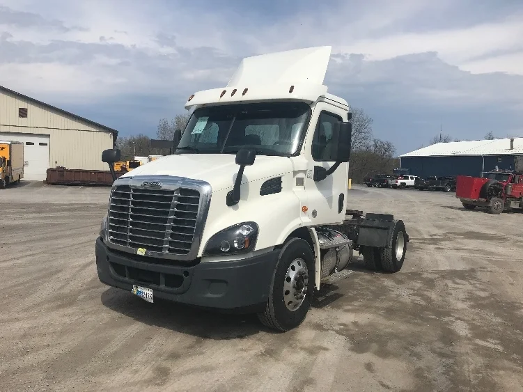 2018 Freightliner Cascadia - image 3