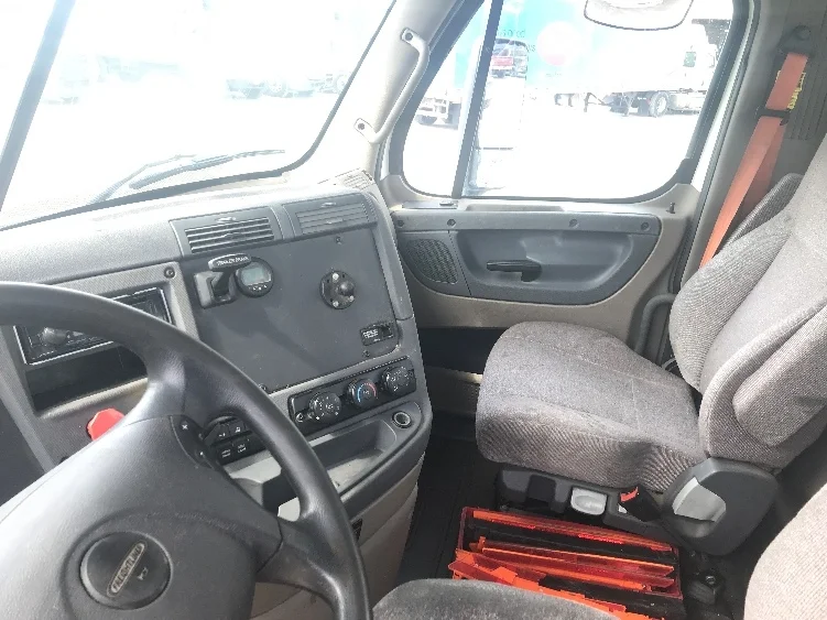 2018 Freightliner Cascadia - image 10