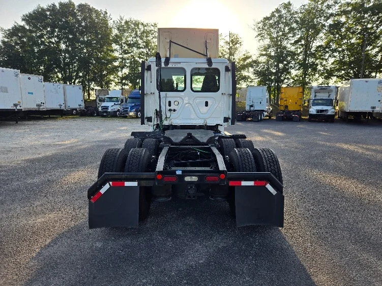 2020 Freightliner Cascadia - image 6