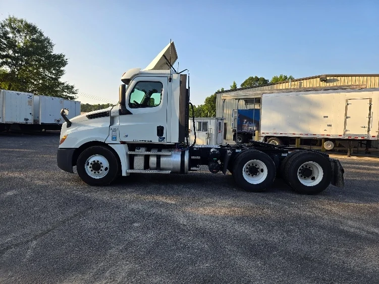 2020 Freightliner Cascadia - image 4