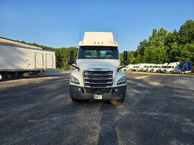 2020 Freightliner Cascadia - image 2