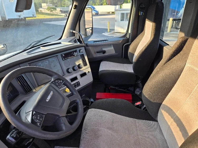 2020 Freightliner Cascadia - image 10
