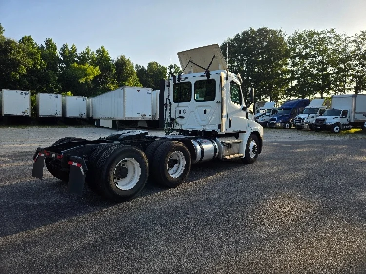 2020 Freightliner Cascadia - image 7