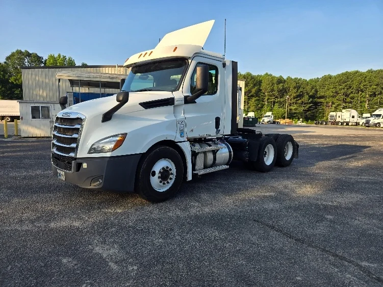 2020 Freightliner Cascadia - image 3