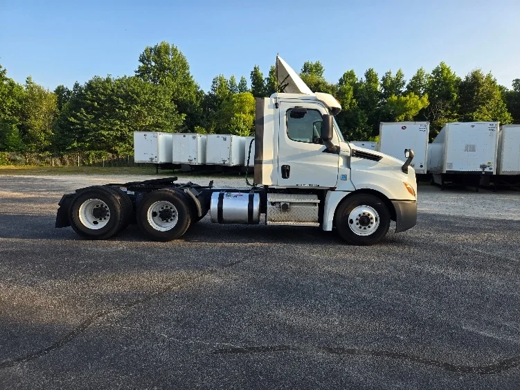 2020 Freightliner Cascadia - image 8