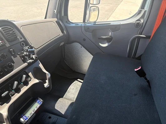 2019 Freightliner M2 106 in Englewood, CO — photo 18