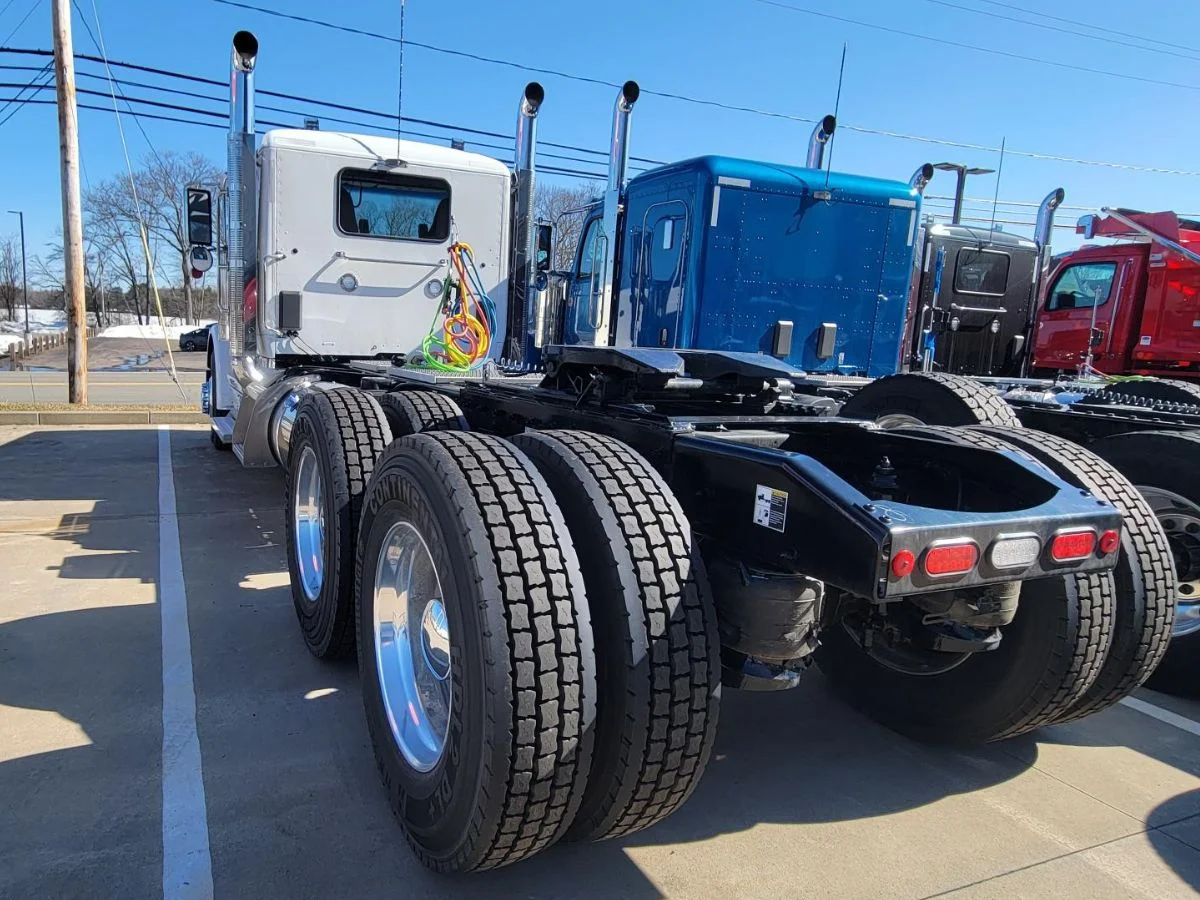 2027 Peterbilt 589 in Plainville, MA — photo 9