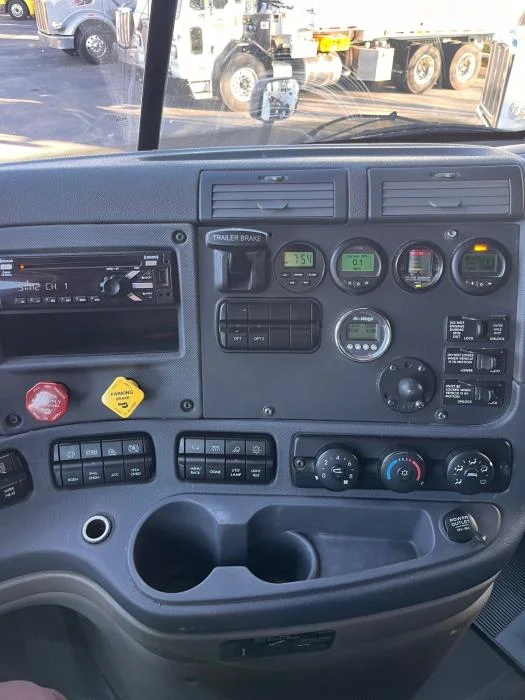 2020 Freightliner Cascadia - image 17