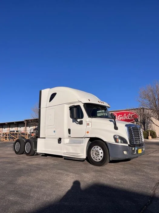 2020 Freightliner Cascadia - image 5