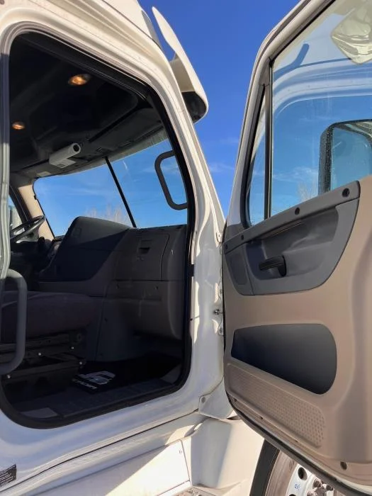 2020 Freightliner Cascadia - image 11