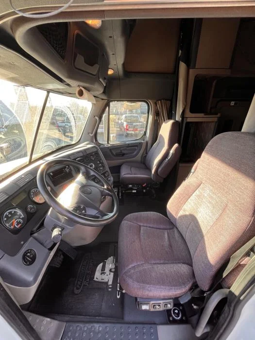 2020 Freightliner Cascadia - image 9