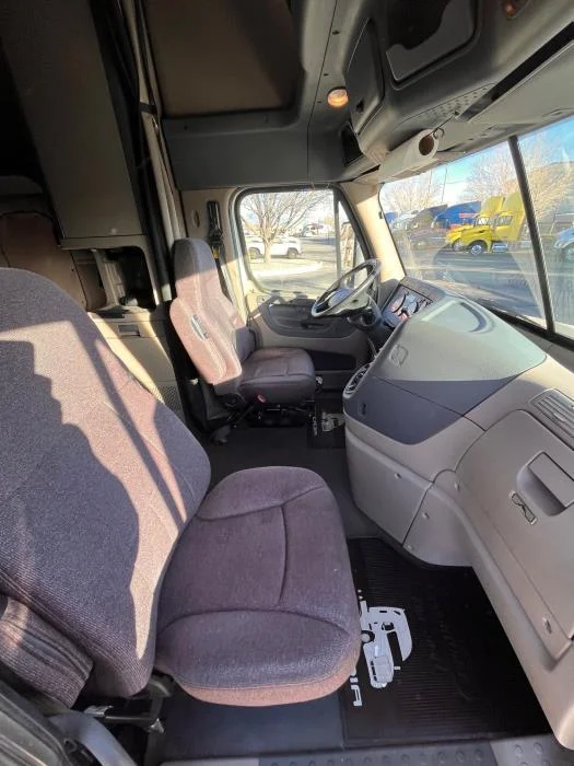 2020 Freightliner Cascadia - image 12