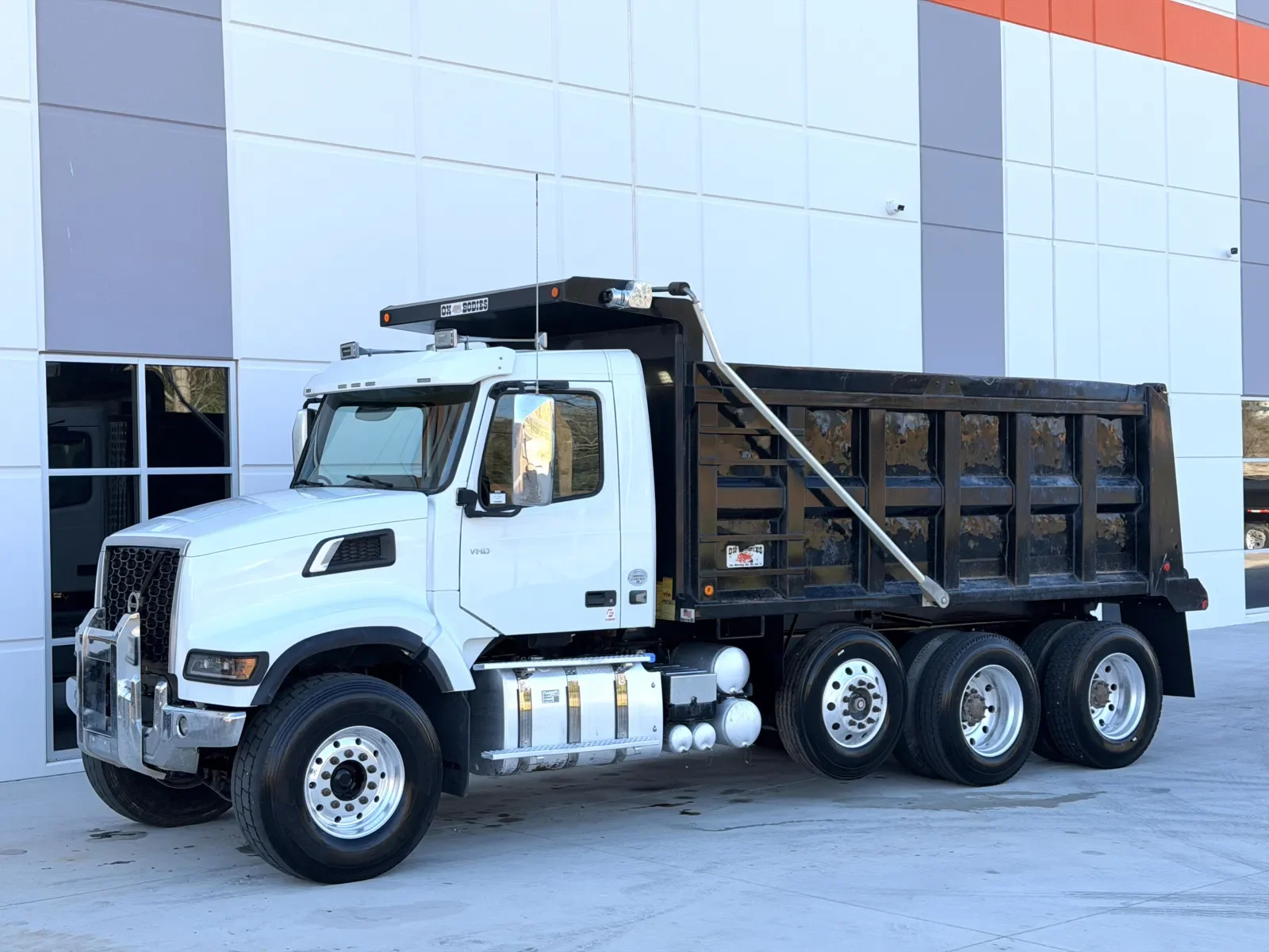 2022 Volvo VHD 300 - image 3