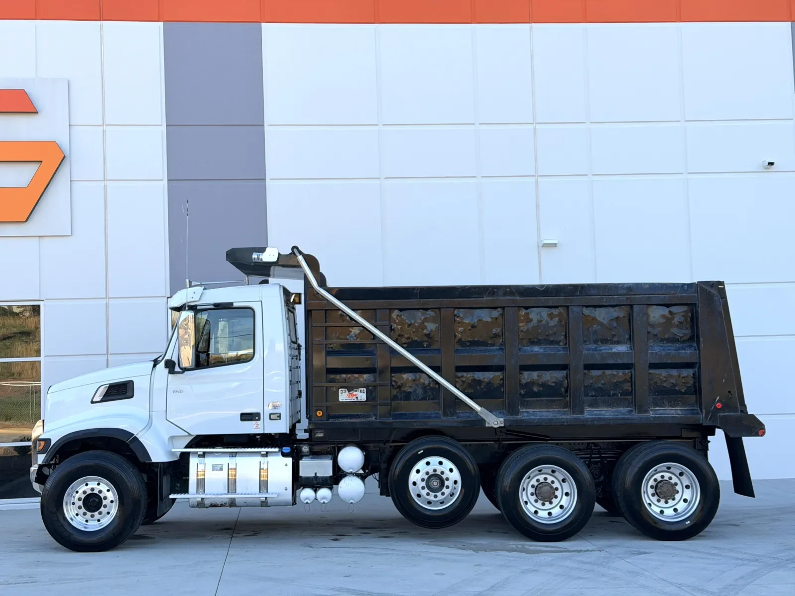 2022 Volvo VHD 300 - image 5